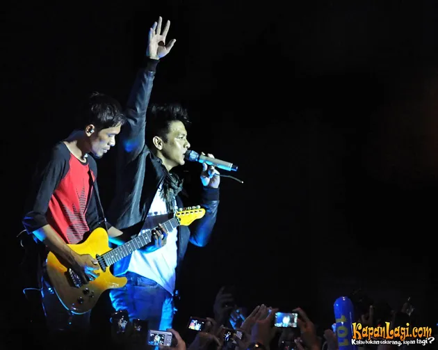 Ariel menyapa semua Sahabat yang sudah memenuhi hall Gandaria City di penghujung rangkain tur NOAH, Born To Make History.