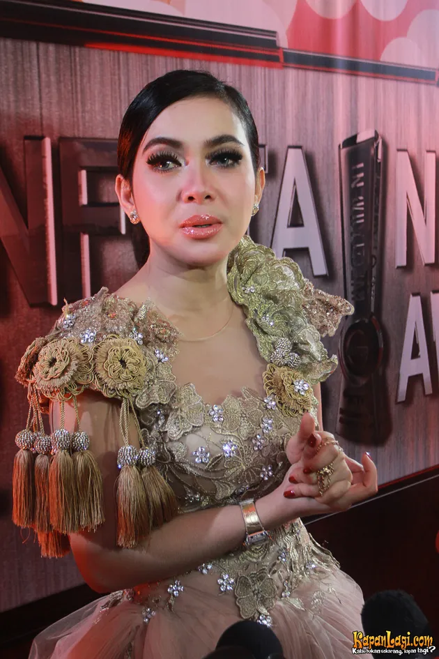 FOTO KOSTUM CETAR SYAHRINI - BENTUK GORDEN ALA HENGKY 