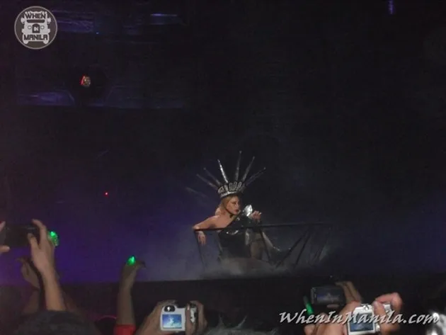 Foto Lady GaGa Konser di Manila