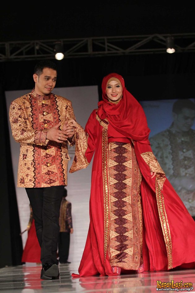 FOTO LYRA  VIRNA  DAN FADLI TAMPIL SERASI SEBAGAI MODEL 