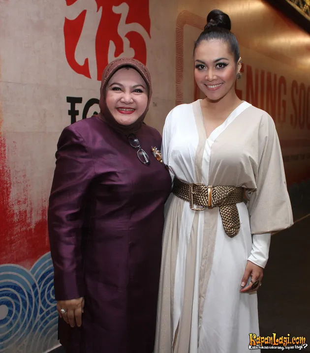 FOTO MOMEN BAHAGIA DENADA BERSAMA IBU DAN ANAKNYA 