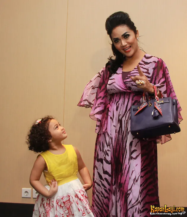 FOTO MOMEN KOMPAK KRISDAYANTI DAN AMORA USAI BUKA PUASA 