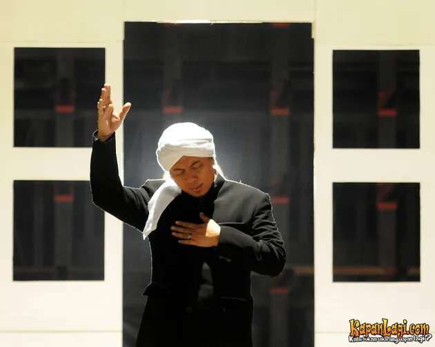 Disinari cahaya dari atas, Opick seakan 'bersinar' di video klip ini.