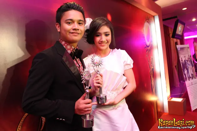Pasangan kekasih Derby Romero dan Febby Blink tampil serasi di red capet SCTV Awards 2012.
