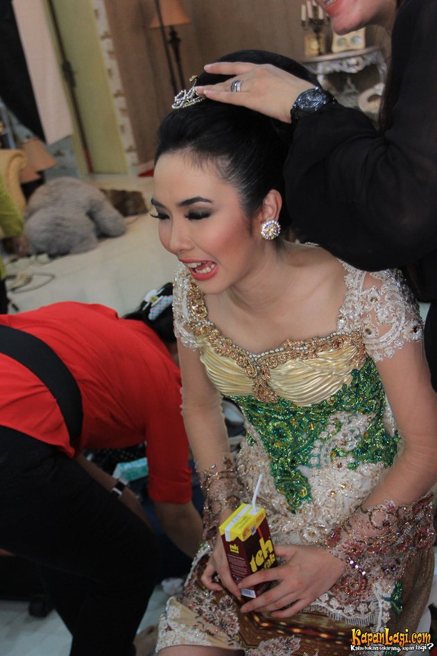 FOTO PROSES MAKE UP GISEL JADI MODEL KEBAYA PENGANTIN 