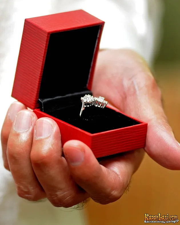 Inilah cincin yang diberikan Adjie pada Bella.