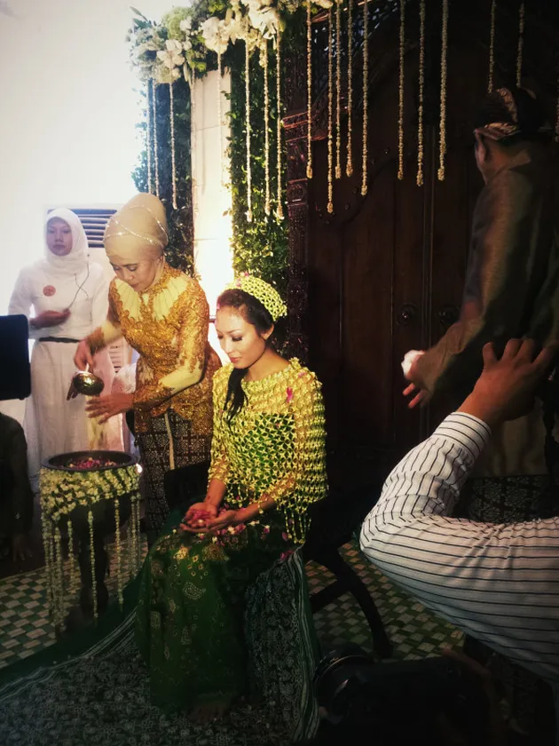 Ayu Dewi Menikah