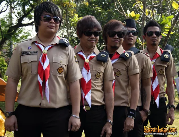 Kompak berjajar dengan kostum Pramuka, para personil Radja siap mengabdi untuk negara.