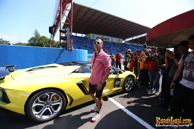 FOTO RAFFI AHMAD JAJAL MOBIL SPORT MEWAH LAMBORGHINI DI SIRKUIT
