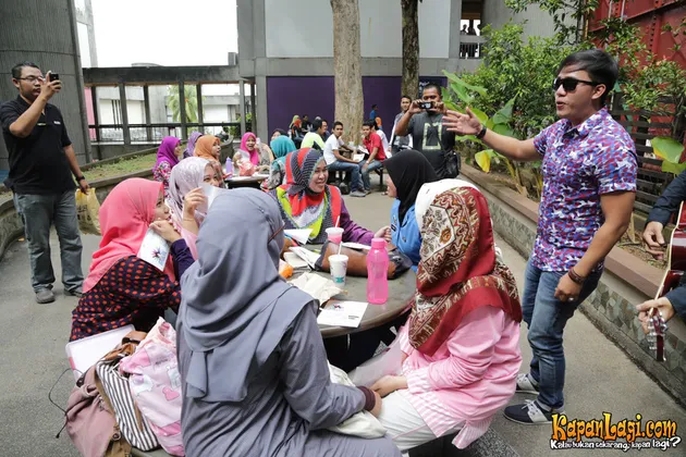 Sontak saja aksi mereka yang spontan itu mengejutkan mahasiswa yang berada di kantin.