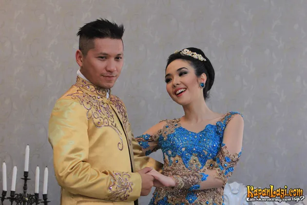 Keromantisan pasangan Gading - Gisel terlihat saat Gisel mengenakan kebaya pengantin ini.