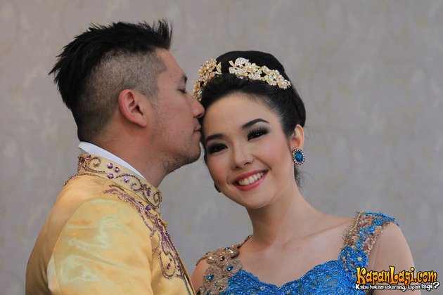 FOTO ROMANTIS GADING MARTEN - GISEL DENGAN BAJU PENGANTIN 