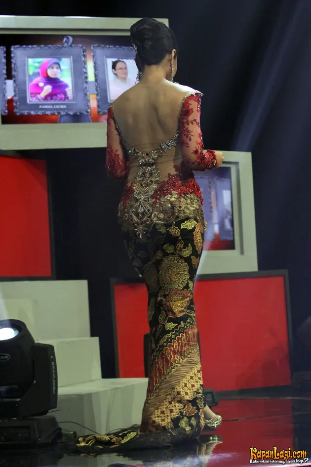 FOTO SEDERET SELEBRITI WANITA CANTIK BERKEBAYA KARYA ANNE 