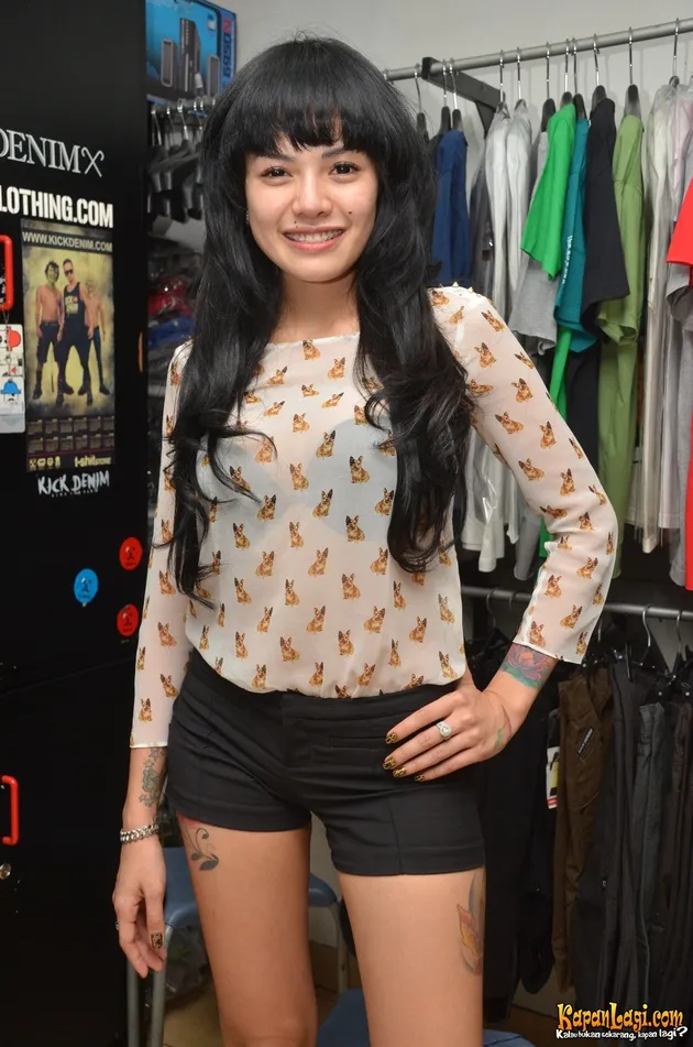 FOTO SEKSI NIKITA MIRZANI JADI KASIR - CIUM PELANGGAN - KapanLagi.com