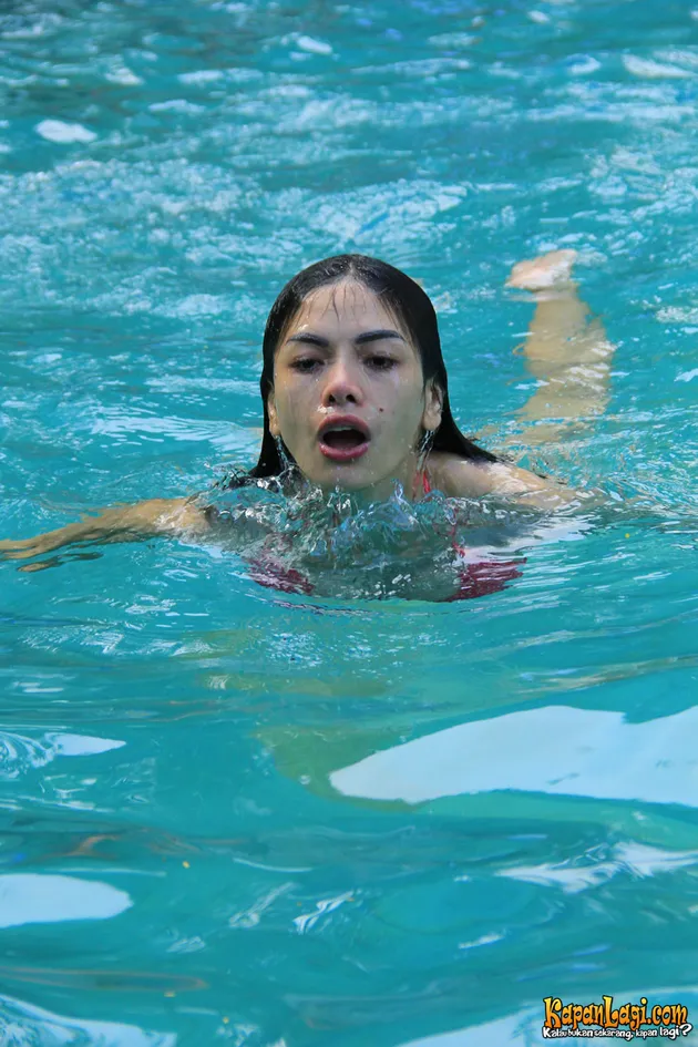 FOTO SERU DI BALI - NIKITA MIRZANI BERENANG BERSAMA ANAK 