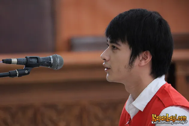 Oleh jaksa penuntut umum (JPU), Eza didakwa dengan beberapa pasal diantaranya pasal 351 ayat 1 KUHP dan pasal 406 ayat 1 KUHP jo pasal 165 KUHP.