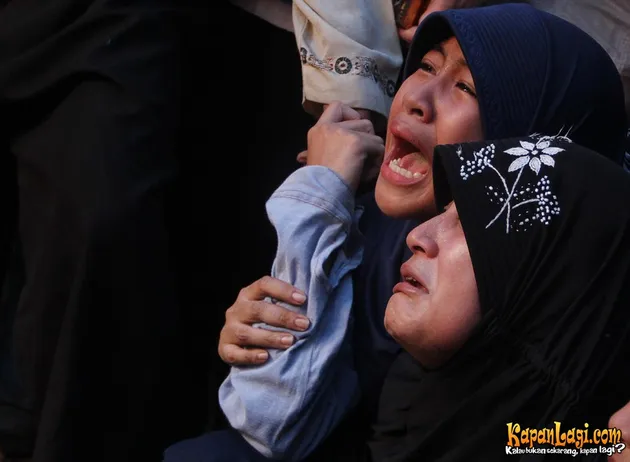 Tangis histeris Pipik dan anak-anak semakin tak terbendung ketika Uje dimakamkan.