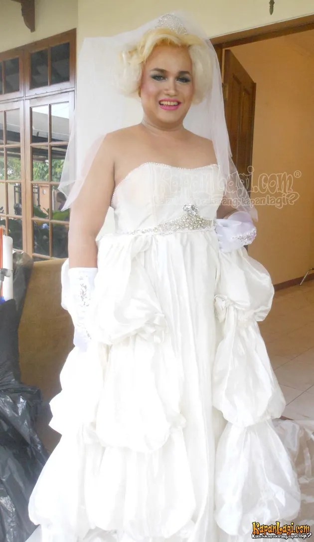FOTO TATA LIEM DENGAN BAJU PENGANTIN ALA EROPA KapanLagi com FOTO TATA LIEM DENGAN BAJU PENGANTIN ALA EROPA KapanLagi com