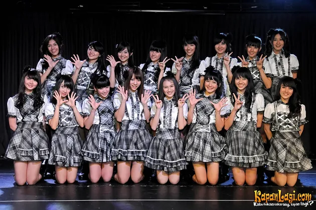 Tim J dari JKT48 yang baru diumumkan pada 23 Desember 2012 bersemangat menyambut setlist Renai Kinshi Jourei.