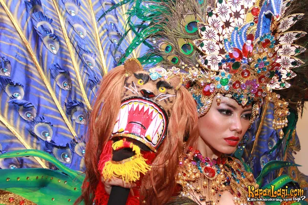 FOTO WHULANDARY HERMAN - REOG PONOROGO DI MISS UNIVERSE 