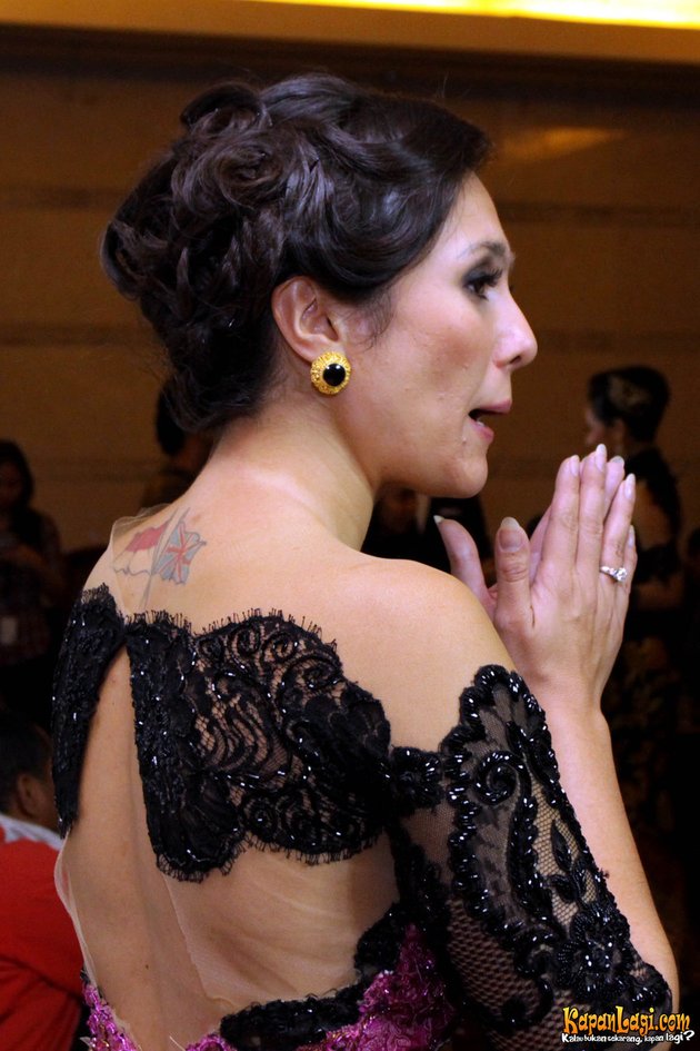 Cari Gambar Tato Bintang Di Leher Samping - Aires Gambar