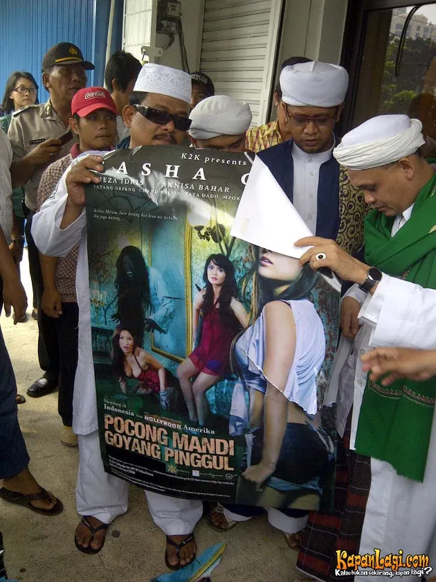 Pocong Mandi Goyang Pinggul 