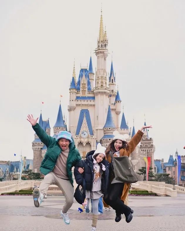 Gading Marten dan Gisel ajak Gempi ke Disneyland
