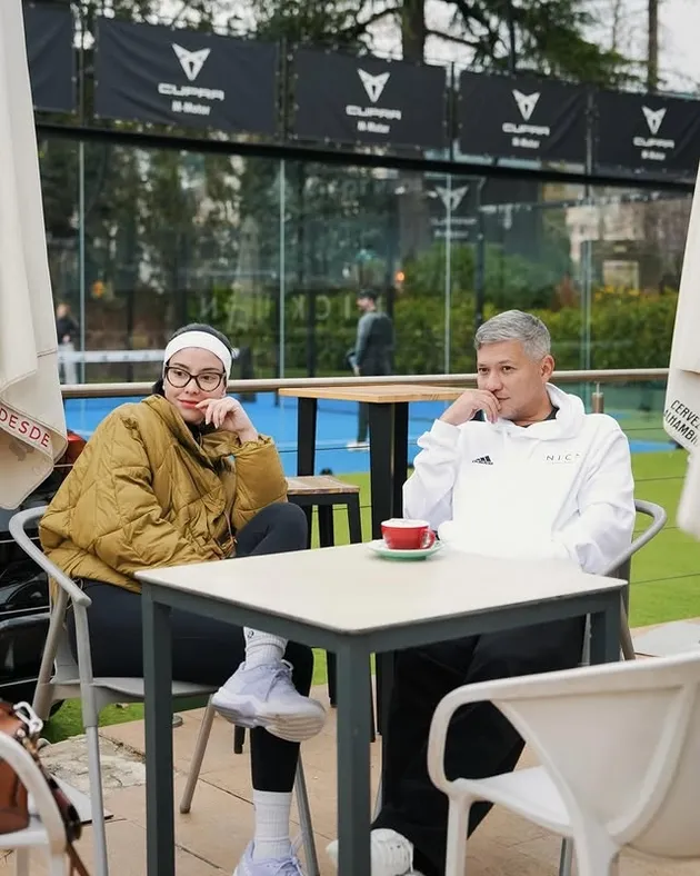 Gading Marten pakai jaket putih