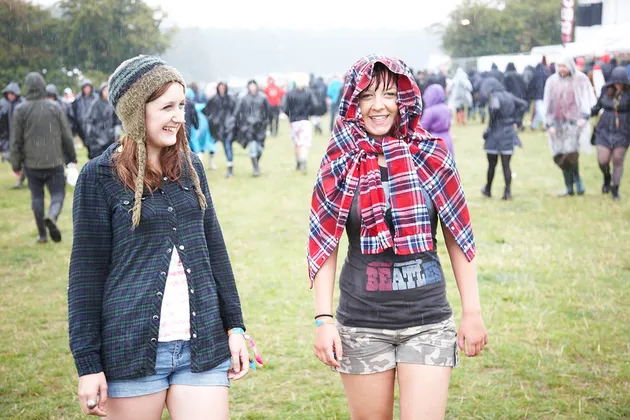 Tampil dengan outfit sederhana, 2 gadis ini siap untuk bersenang-senang bersama ribuan pengunjung festival lain.