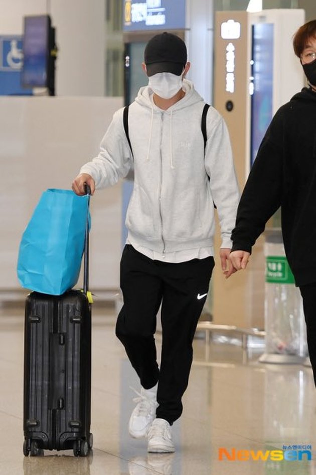 Photos of D.O. EXO Arriving from Hawaii, Failed to Keep It a Secret Because Reporters Waiting for Jennie BLACKPINK at the Airport Found Out