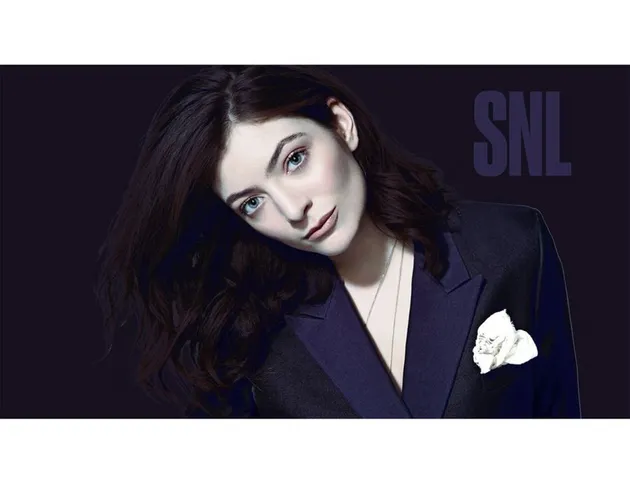 Melalui akun Twitter pribadinya, baru-baru ini Lorde pun berbagi foto-foto backstage saat dia akan tampil di acara Saturday Night Live.