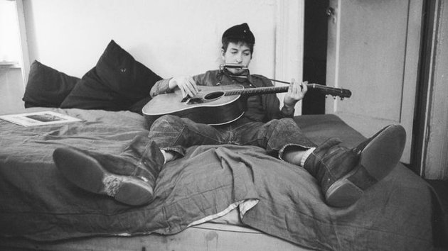 Begini gaya Bob Dylan ketika sedang berada di apartemennya, Greenwich Village, 161 West 4th Street. Seperti apa gaya Dylan yang lain? Klik saja foto berikutnya...