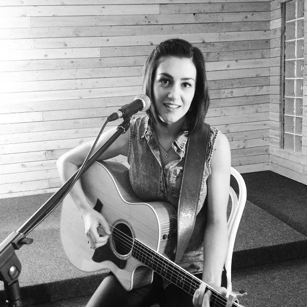 Dara manis ini terkenal dengan berbagai lagu cover dari hits single para musisi besar dunia.