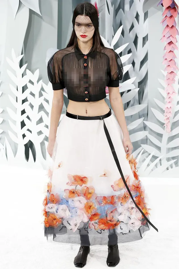 Kendall Jenner di atas Catwalk