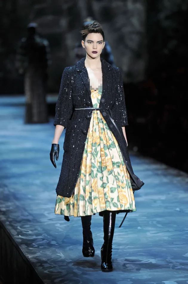 Kendall Jenner di atas Catwalk