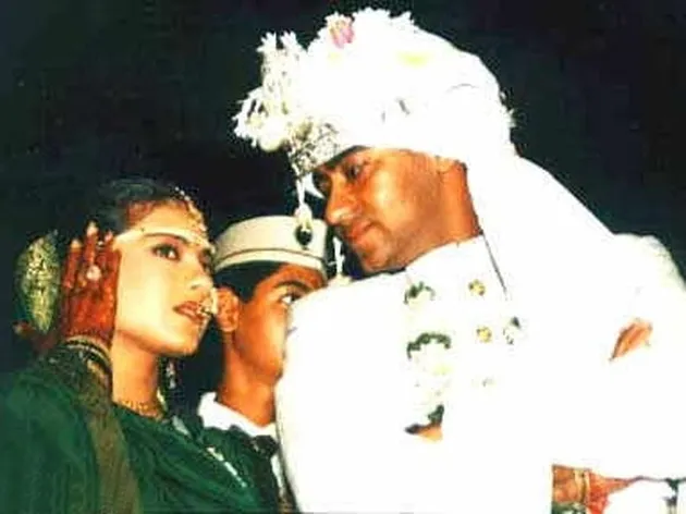 Galeri Manis Pernikahan Kajol & Ajay, Mesra Mana Saat Dengan SRK