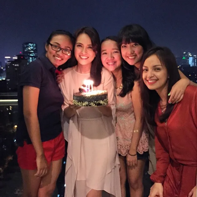 Galeri Romantis Ulang Tahun Shandy Aulia, Panen Kado-Kado Manis