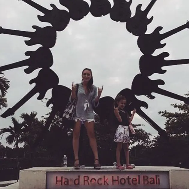 Selin Sezgin dan Isabella Damla Guvenilir