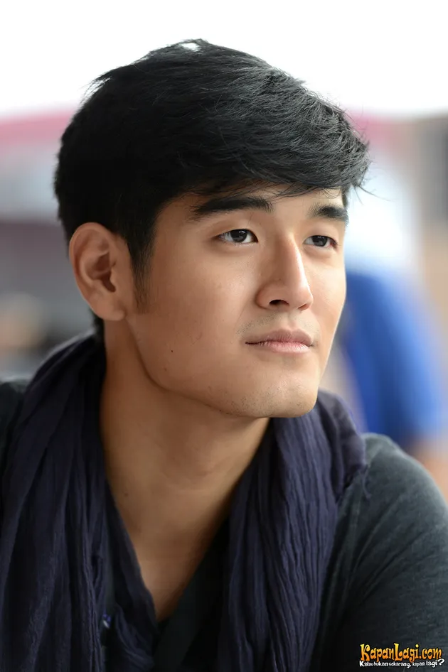 Nggak cuma memiliki suara emas, Nathan Hartono juga memiliki wajah ganteng yang tak kalah dari idol Korea lho.