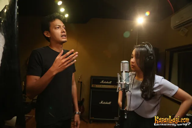Produser Ganteng &amp; Sabar, Foto Fedi Nuril Bimbing Personel Blink