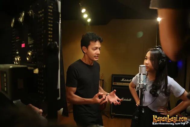 Produser Ganteng &amp; Sabar, Foto Fedi Nuril Bimbing Personel Blink
