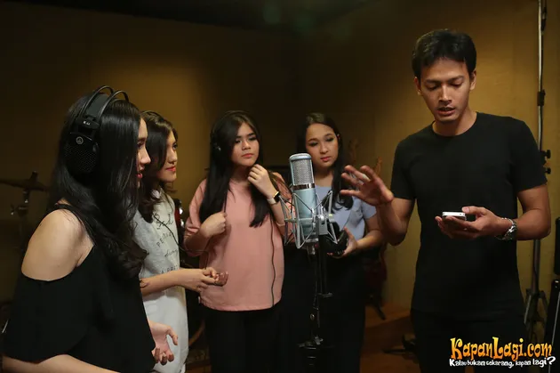 Produser Ganteng &amp; Sabar, Foto Fedi Nuril Bimbing Personel Blink