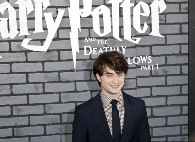 Daniel Radcliffe terlalu punya chemistry dengan karakter Harry Potter. Selain itu, dari segi fisik Daniel terlalu pendek untuk jadi James Bond.