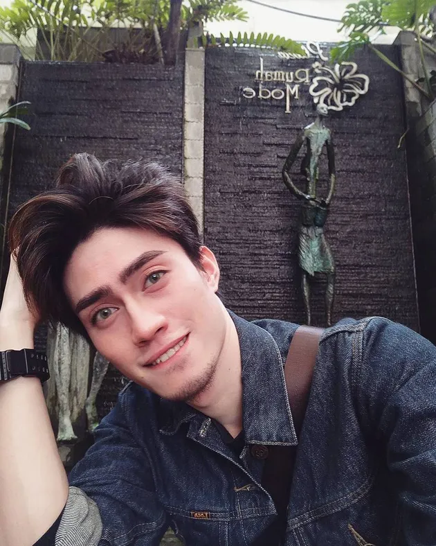 Cowok Mirip Flynn Ryder Disney