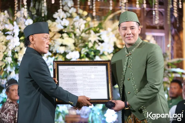  Potret Chevra Yolandi yang Gagah Banget Saat Prosesi Midodareni