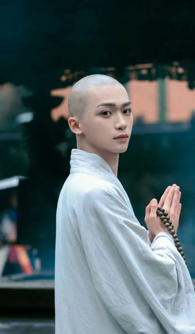 Zi Yu Tampak Samping