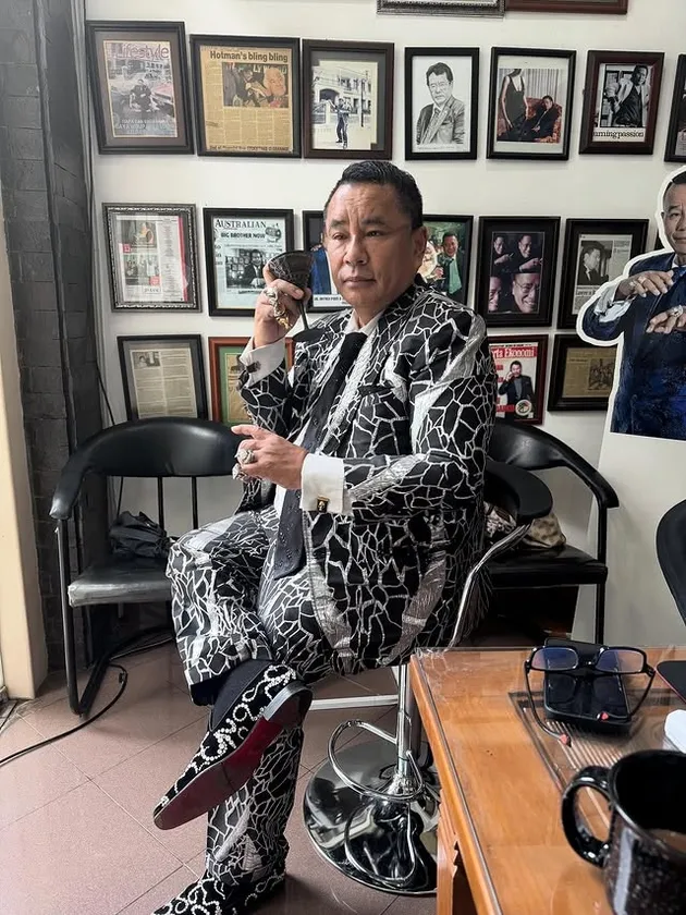 Hotman Paris Hutapea pakai jas