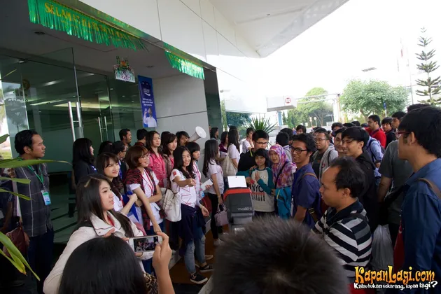 Sebelum masuk pabrik, peserta di-briefing dulu tentang tata tertib dan petunjuk keselamatan dari pihak perusahaan.