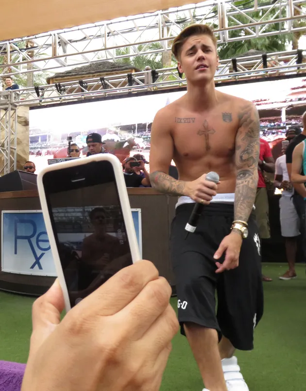 Gaya-Gaya Rambut Justin Bieber di Panggung, Pujian Atau Cercaan?