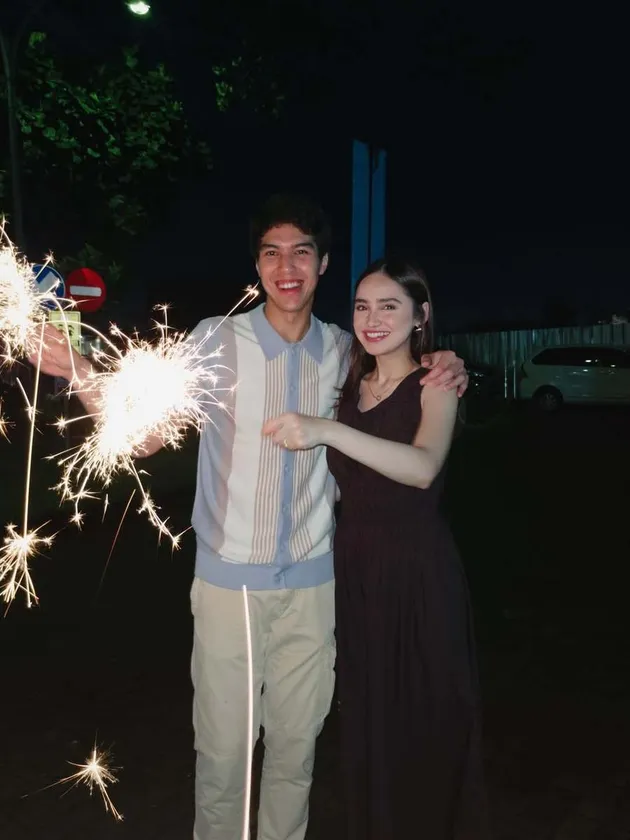 Momen Kembang Api yang Hangat dan Serasi